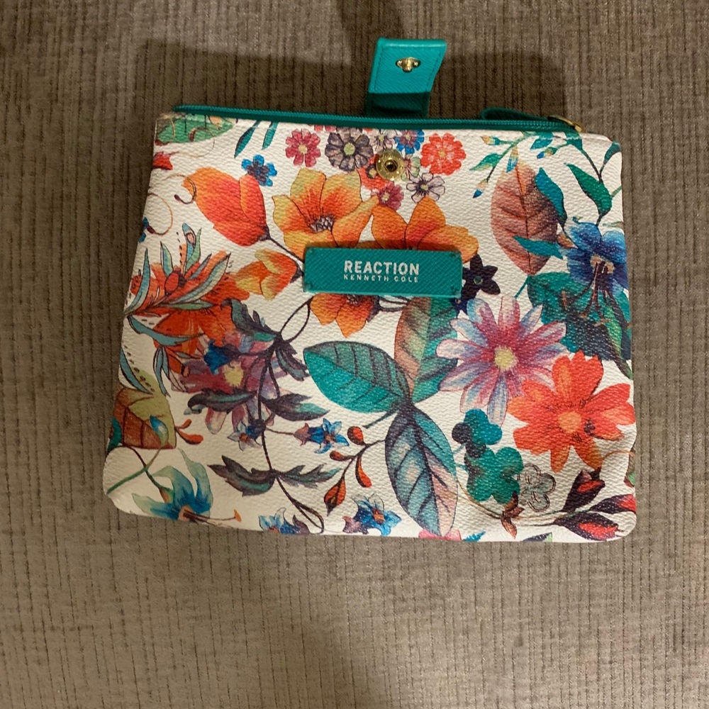 Make up bag with zipper clip that holds it Small..